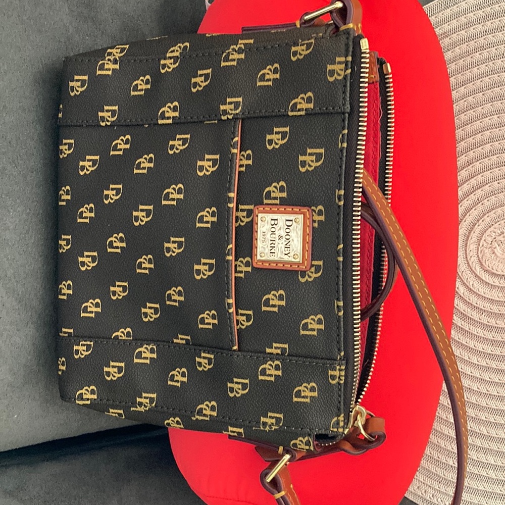 New Dooney&Burke small Crossbody bag. Original style. Enjoy!